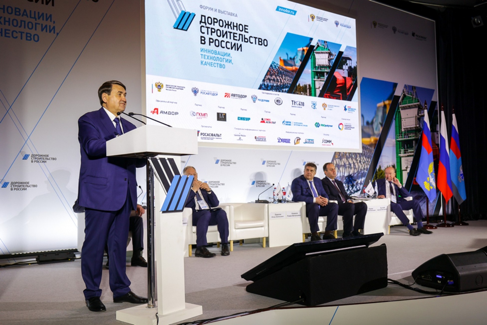 На форуме «Дорожное строительство в России» обсудили развитие цифровых технологий в дорожном хозяйстве, кадровый потенциал, инновации и внедрение новых материалов и технологий.